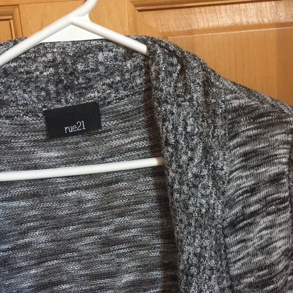 Sleeveless Knit Shawl - Picture 2 of 4